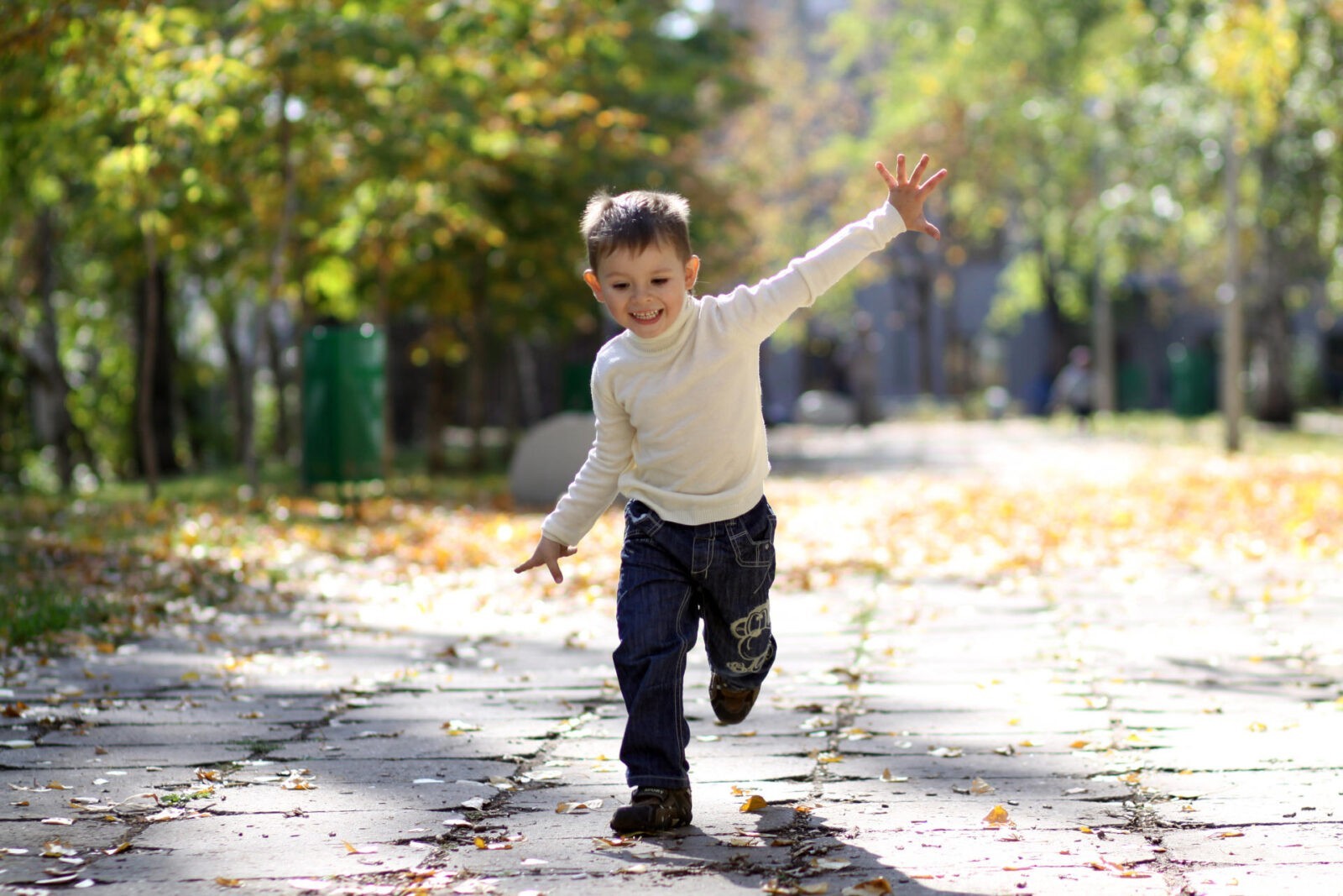 У приличных людей дети не сбегают. Дети бегут. Прогулки с малышом. Дети бегают. Мальчик гуляет в парке.